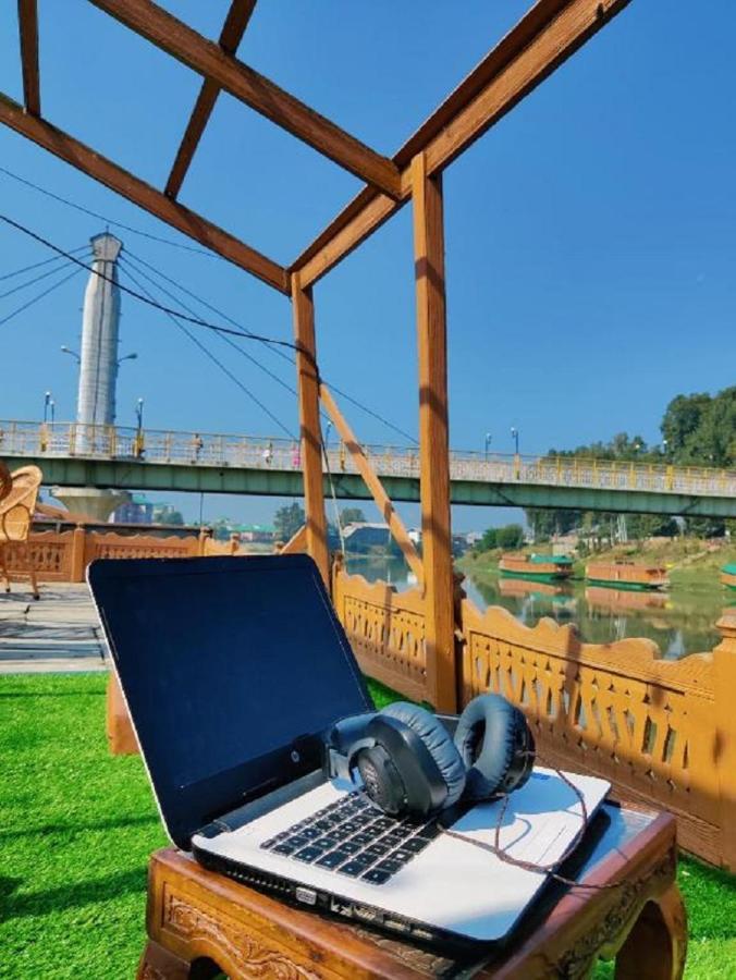The Flostel Srinagar Exterior foto